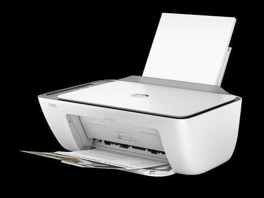 Imprimante HP DeskJet 2876 installée sur un bureau moderne avec ordinateur